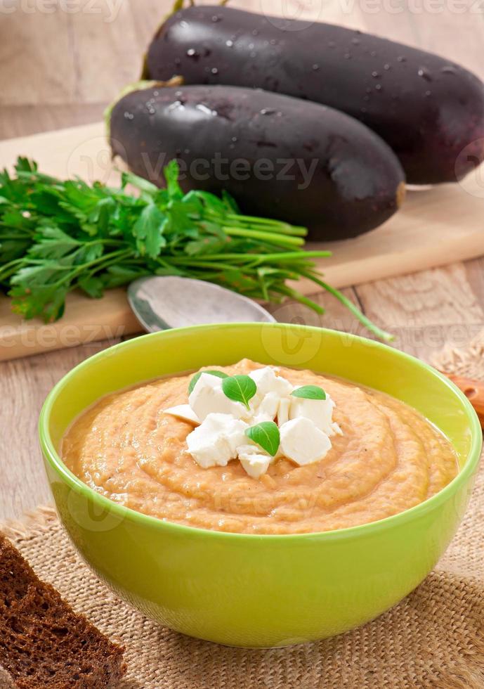 creme de sopa de berinjela com queijo feta foto