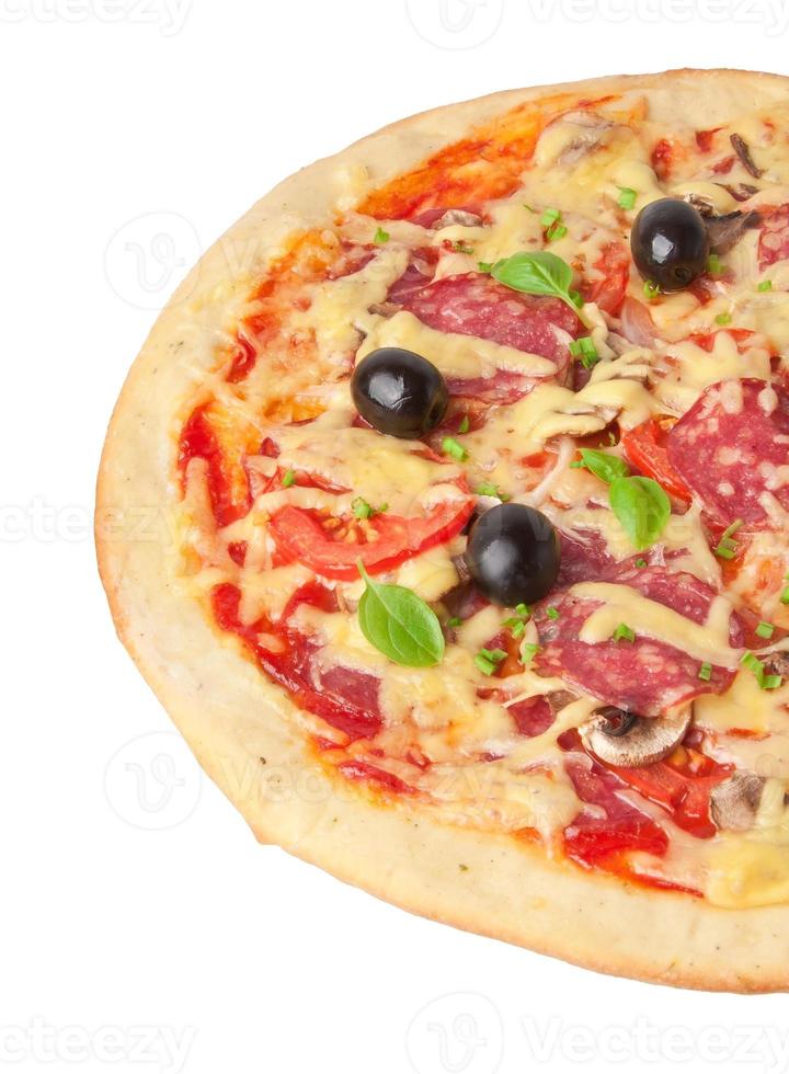 pizza com salame, tomate e cogumelos foto