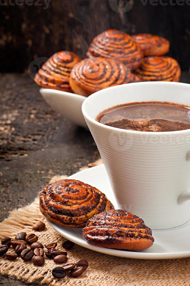 xícara de café e biscoitos com sementes de papoula foto