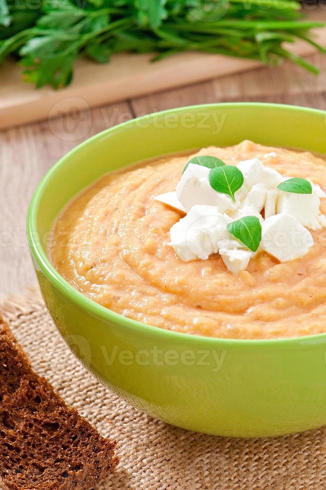 creme de sopa de berinjela com queijo feta foto