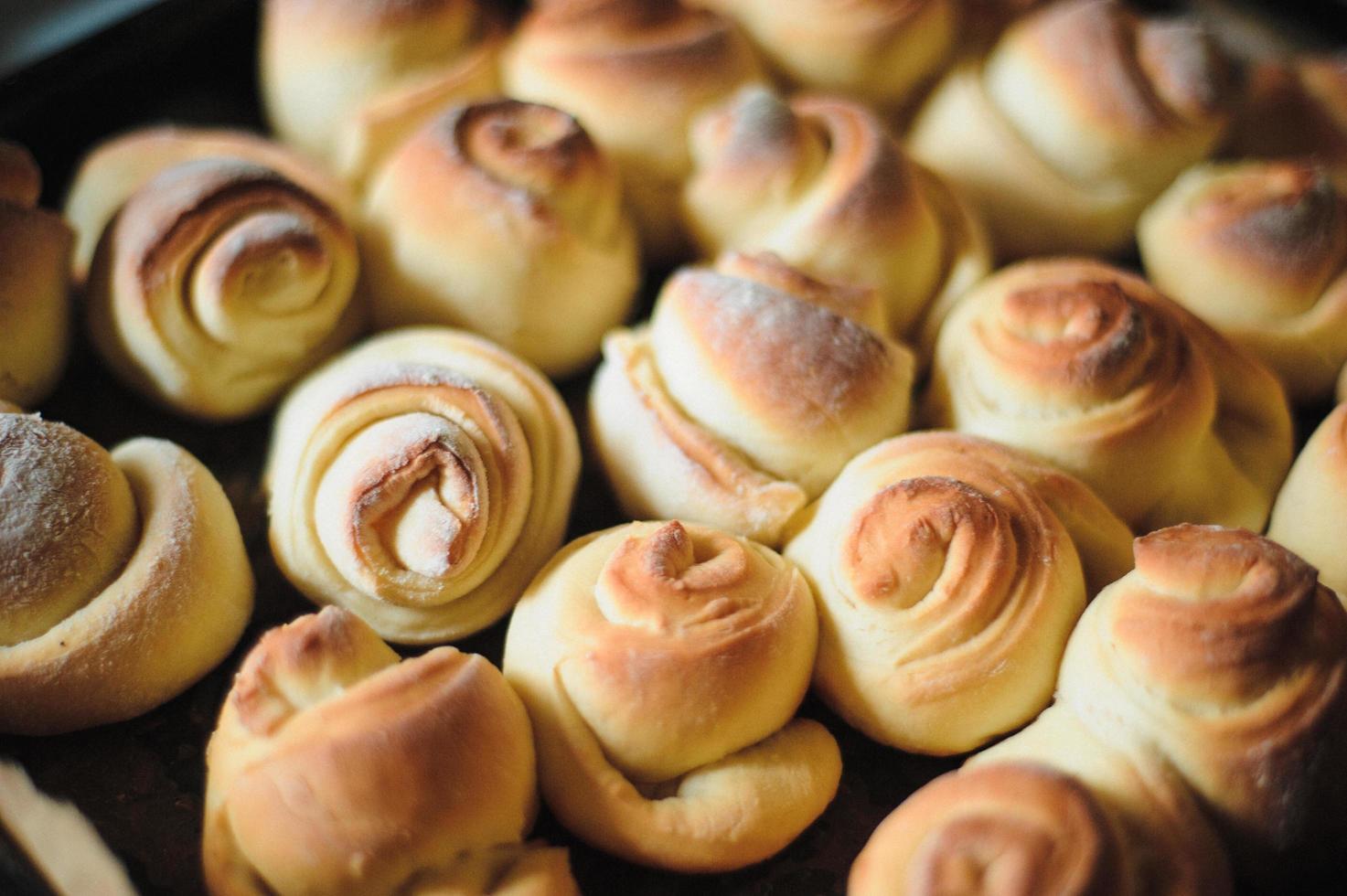 deliciosos pastéis caseiros. pãezinhos frescos foto