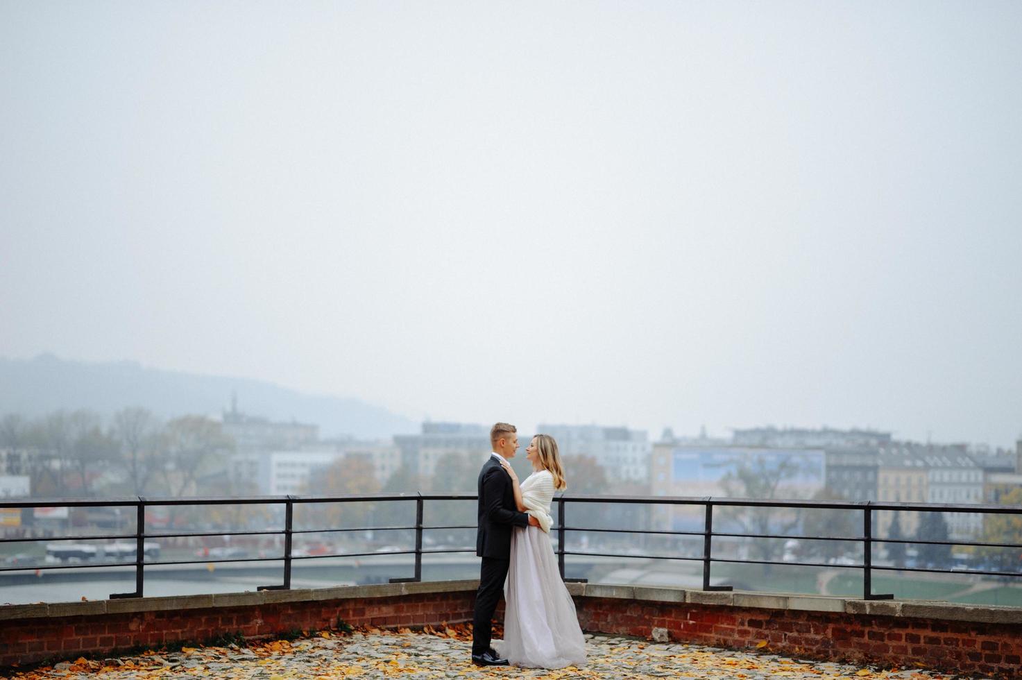 dois amantes caminham por cracóvia foto