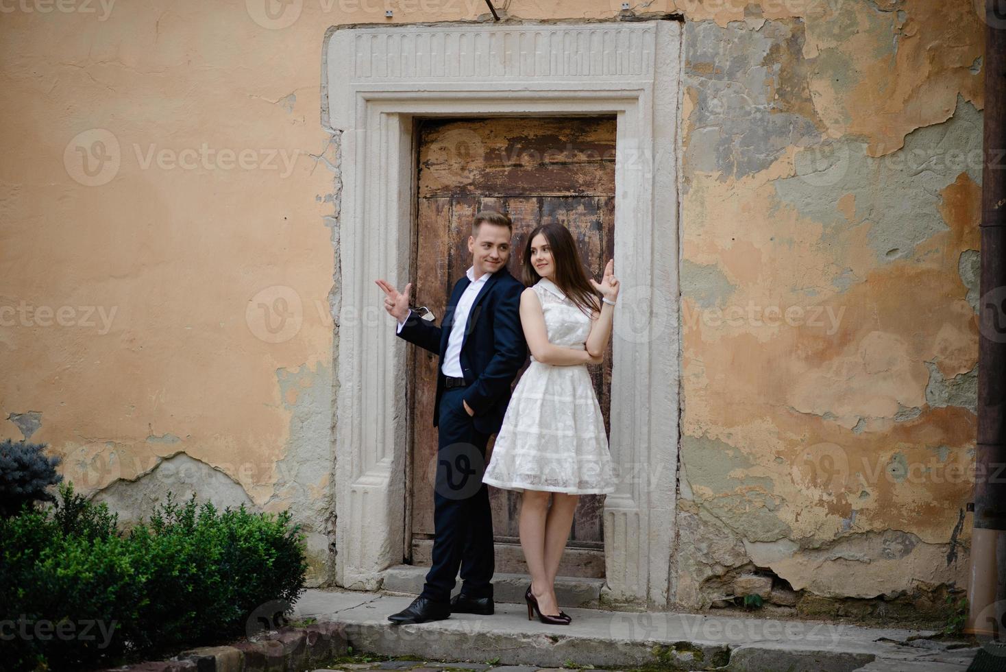 jovem lindo casal engraçado apaixonado se divertindo ao ar livre na rua no verão foto