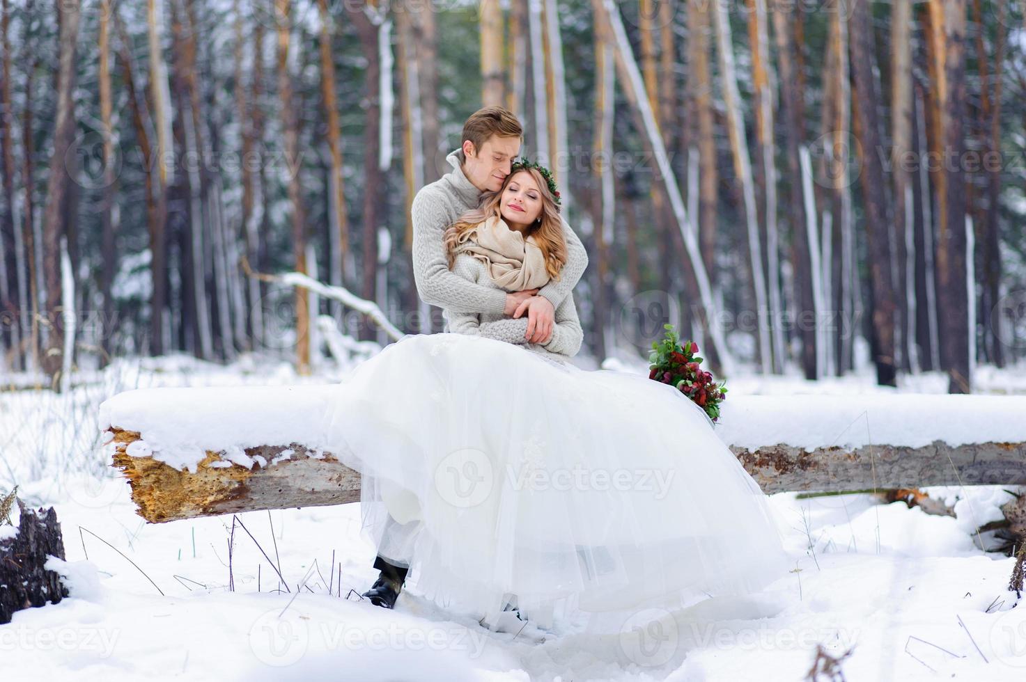 lindo casal de noivos em seu casamento de inverno foto