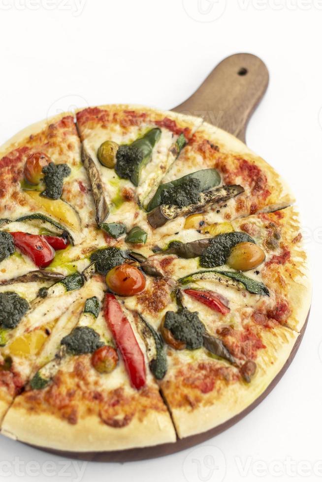 pizza vegetariana de legumes orgânicos misturados no fundo branco foto