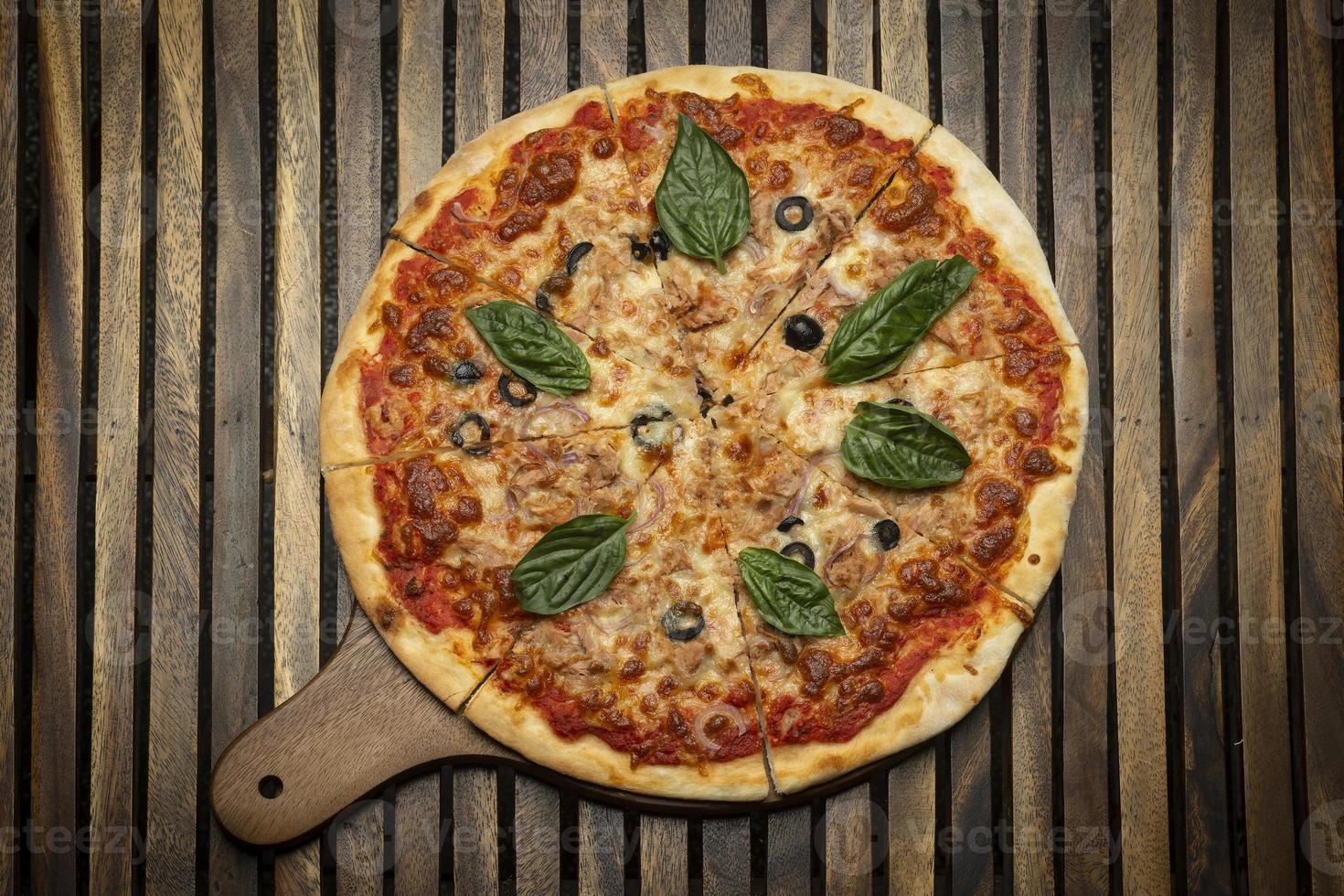 pizza vegetariana de legumes orgânicos misturados na placa de madeira foto