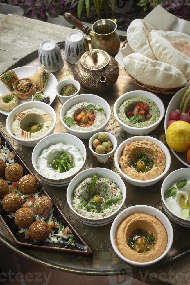 meze do oriente médio misto compartilhando prato de comida no restaurante turco foto