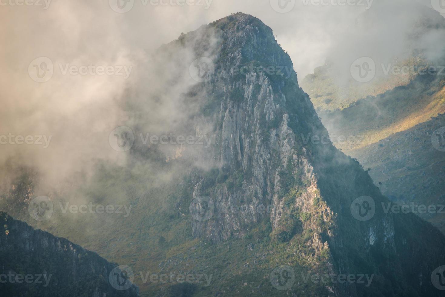dramática paisagem montanhosa no parque nacional de chiang dao, na província de chiang mai, na tailândia. A montanha chiang dao é a mais alta montanha de calcário da tailândia. foto