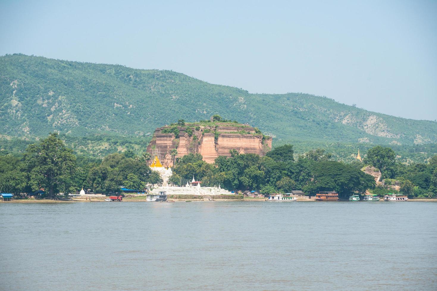 pagode mingun pa hto daw gyi o maior pagode incompleto do mundo em myanmar vista do rio irrawaddy. foto