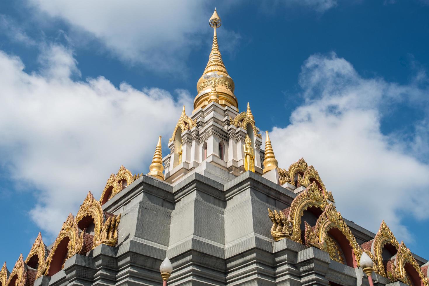 Sinakarintra stit mahasantikhiri pagode o monumento da lembrança de sua majestade rainha mãe da tailândia no topo da montanha em doi mae salong, província de chiang rai da tailândia. foto