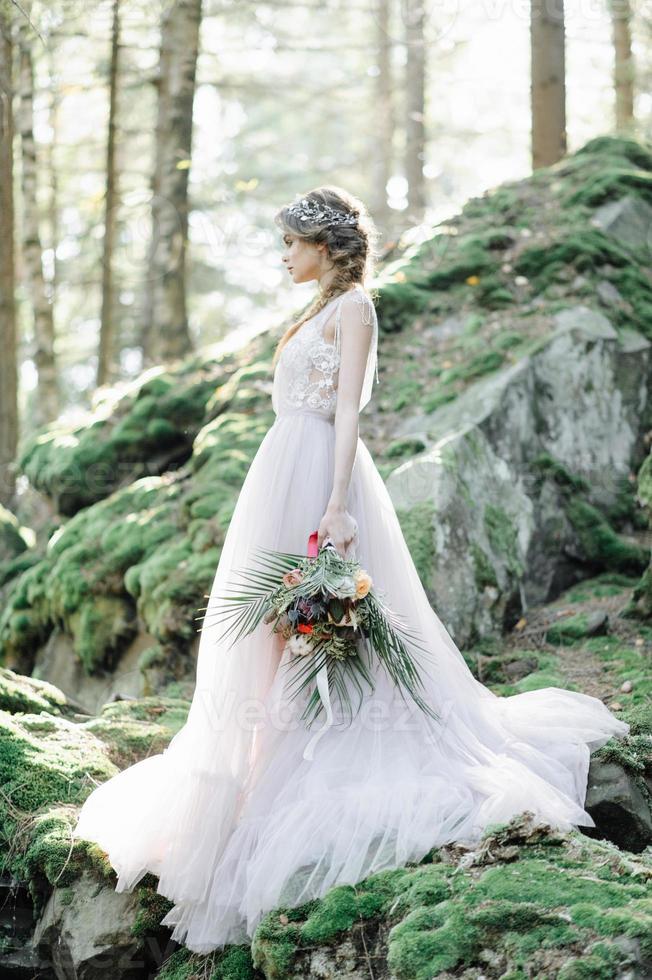 retrato de uma linda noiva. cerimônia de casamento no estilo boho foto