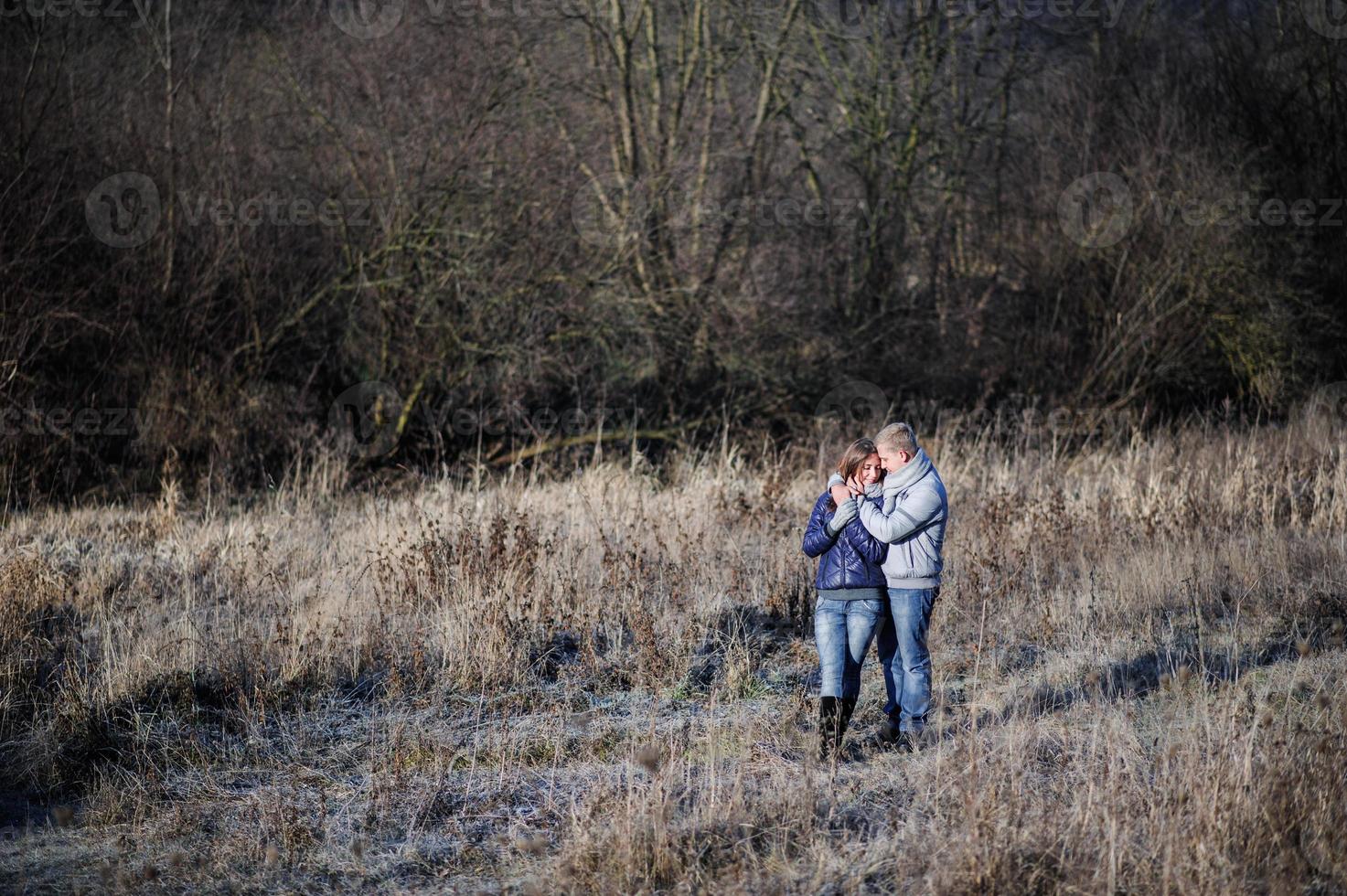 retrato de moda ao ar livre do jovem casal sensual em wather frio de inverno. amor e beijo foto