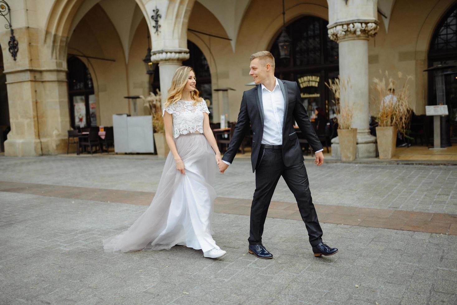 dois amantes caminham por cracóvia foto