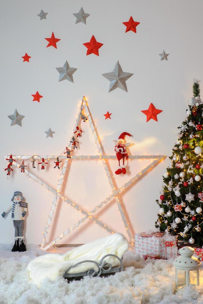 uma grande estrela de natal decorada com festões e várias figuras. foto