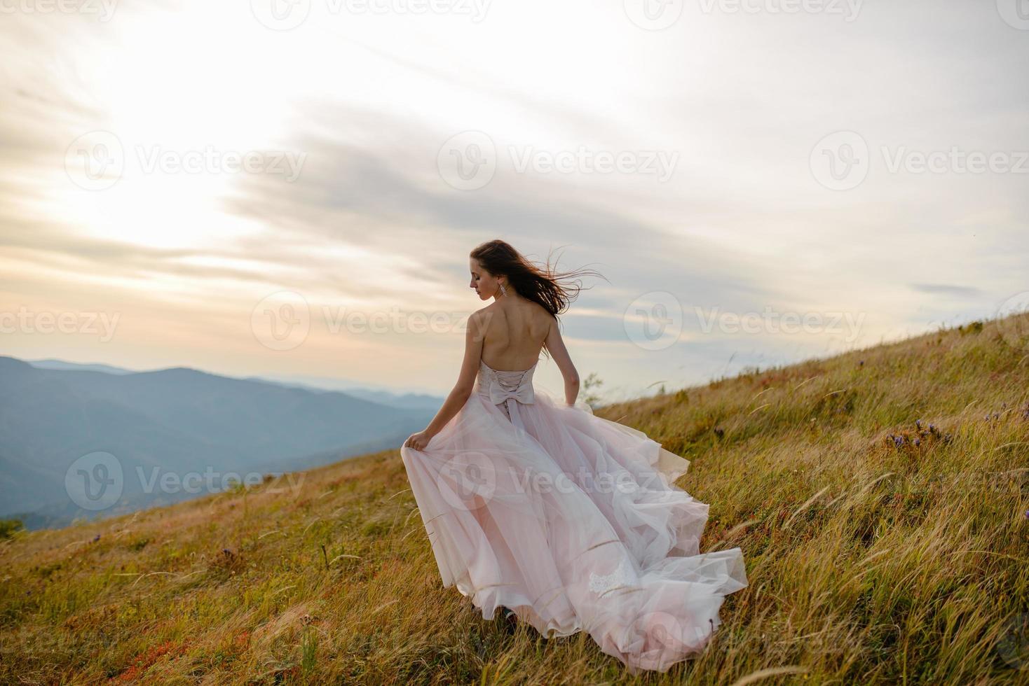 noiva nas montanhas. o conceito de estilo de vida e casamento. foto