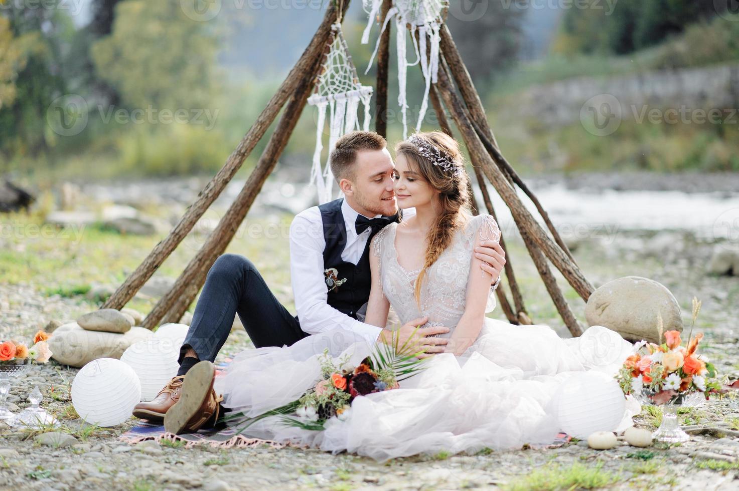 sessão de fotos de um casal apaixonado. cerimônia de casamento no estilo bokho