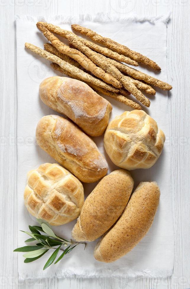 pão italiano caseiro fresco: ciabatta, integral, tartaruga, gress foto