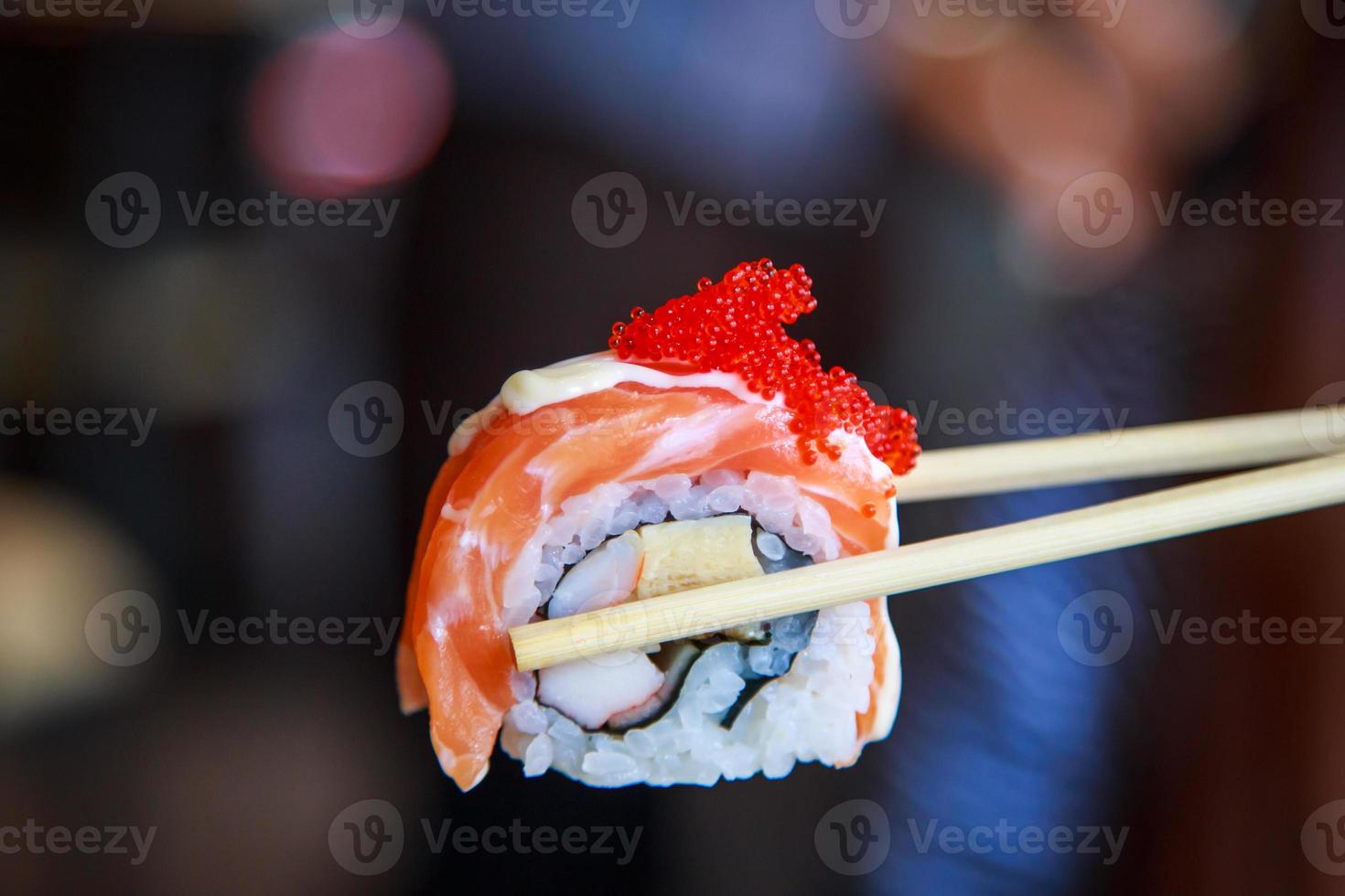 rolo de salmão sushi comida japonesa foto