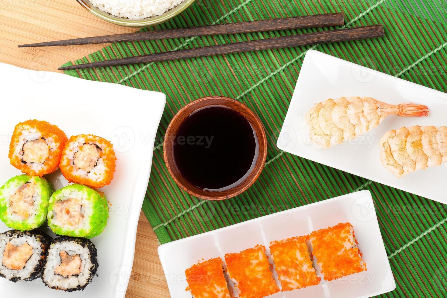 sushi maki e sushi de camarão foto