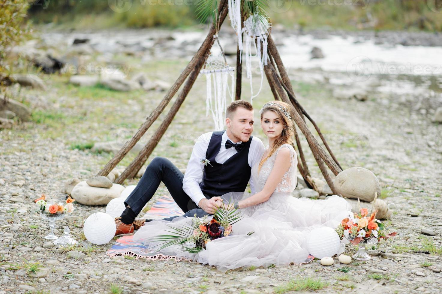 sessão de fotos de um casal apaixonado. cerimônia de casamento no estilo bokho