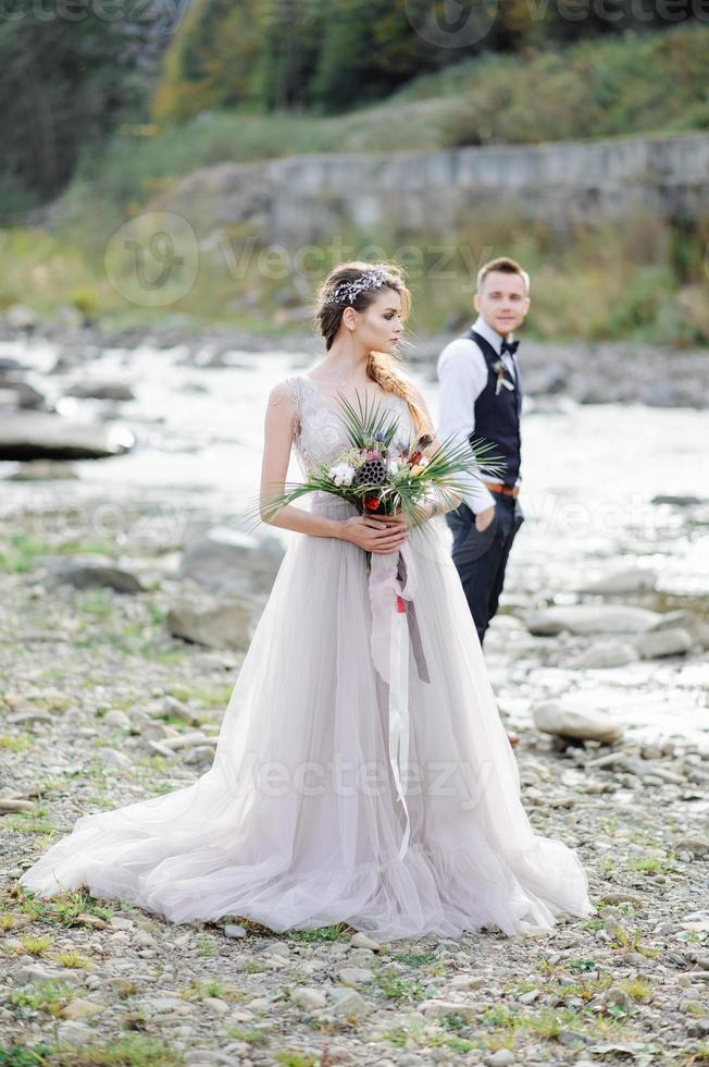 sessão de fotos de um casal apaixonado. cerimônia de casamento no estilo bokho