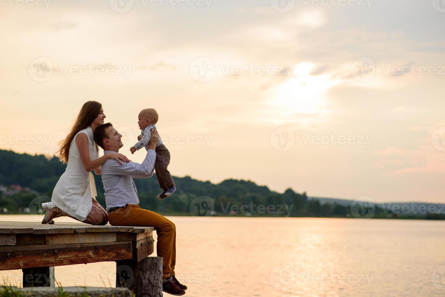 pai e mãe levam o filho de um ano pela mão. foto