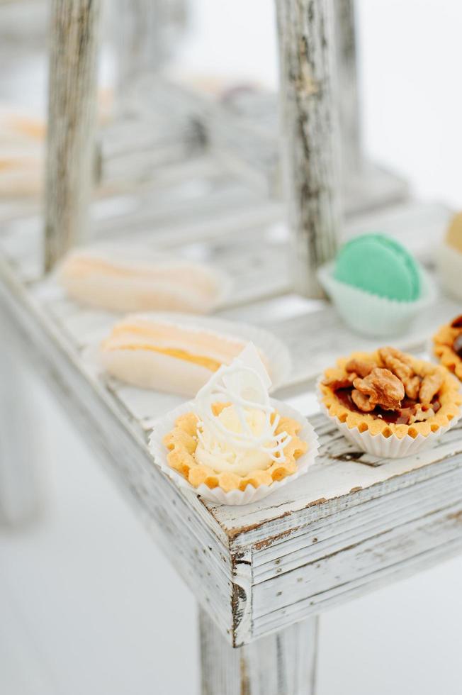 mesas de jantar redondas cobertas com pano azul em um pavilhão de casamento branco foto