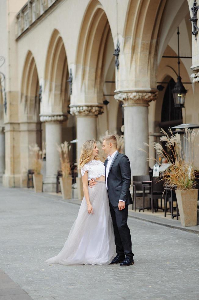 dois amantes caminham por cracóvia foto