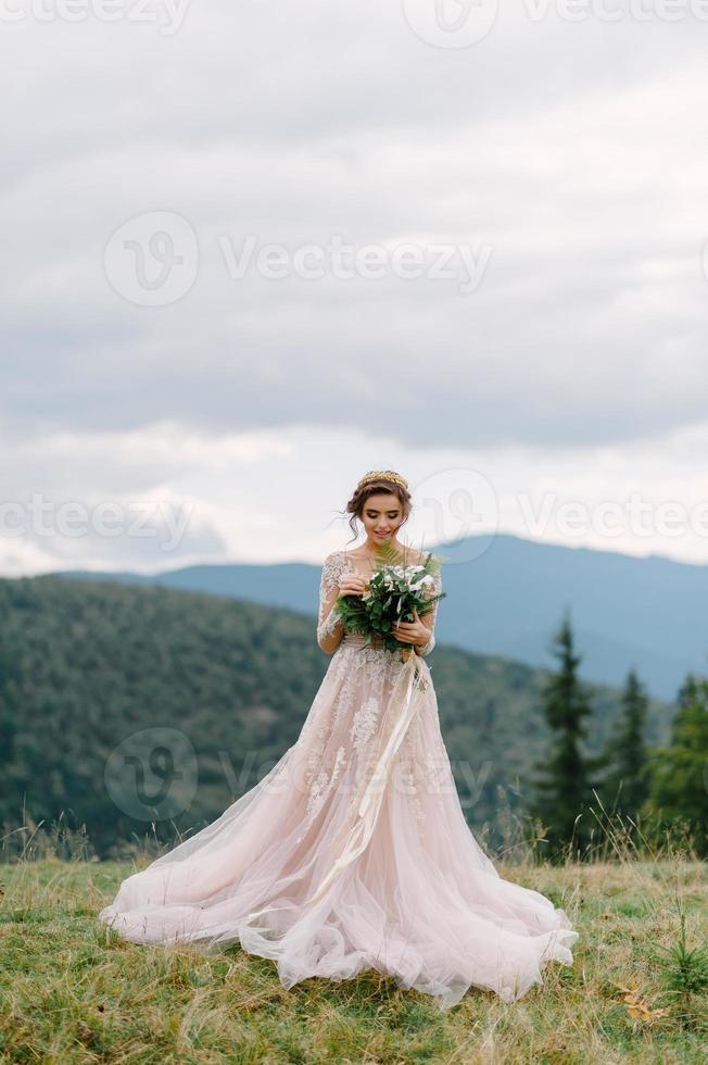 linda noiva no vestido de noiva da moda em background.the natural jovem  noiva deslumbrante é incrivelmente feliz. dia do casamento. .um lindo  retrato de noiva na floresta. 7085851 Foto de stock no