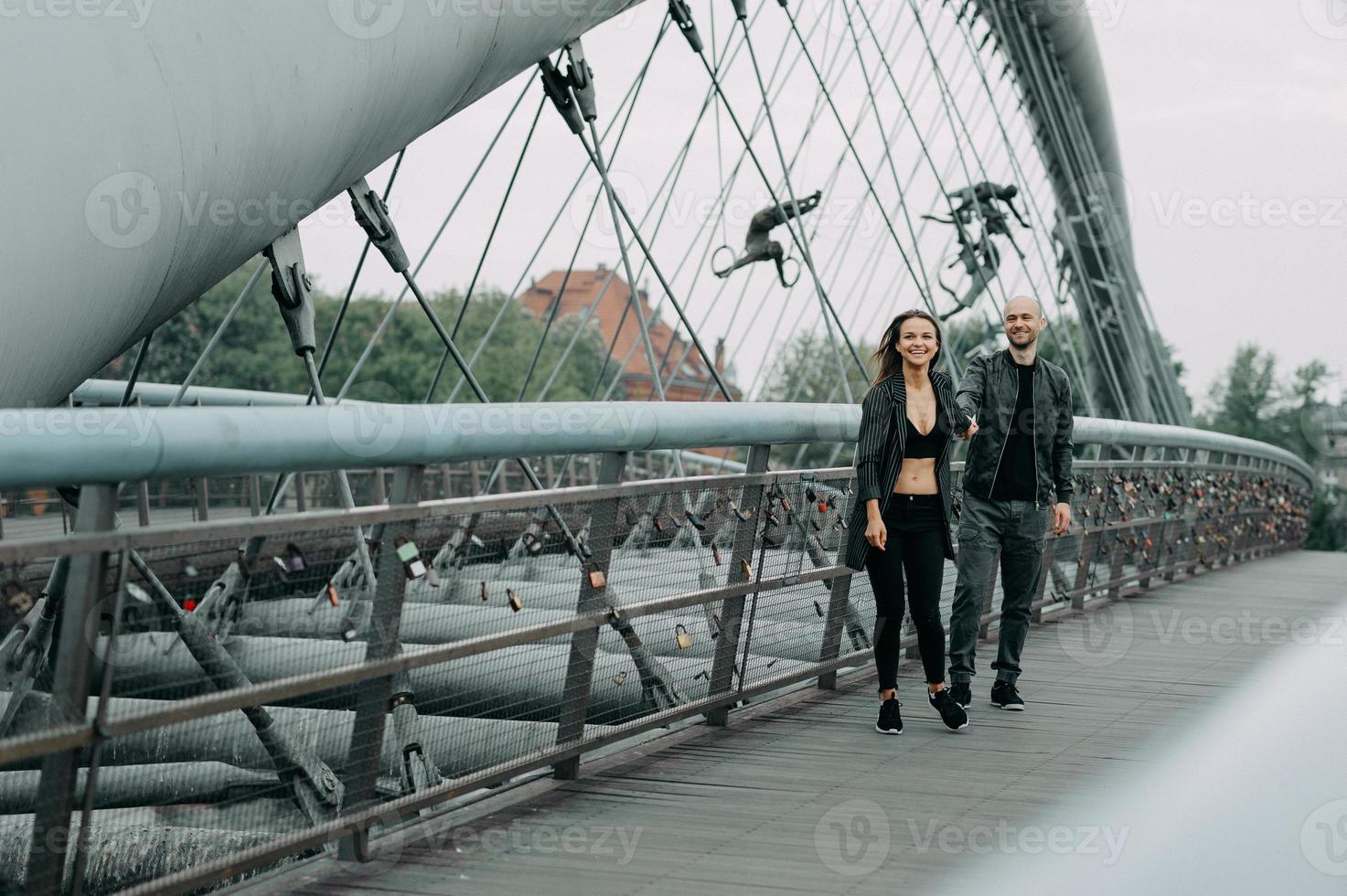 uma história de amor. um homem e uma mulher perto da ponte. relacionamento amoroso. pôr do sol de outono. foto