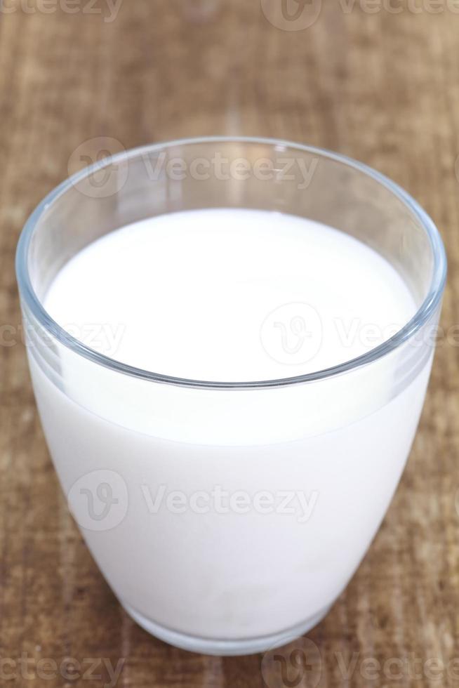 close-up copo de leite na mesa de madeira foto