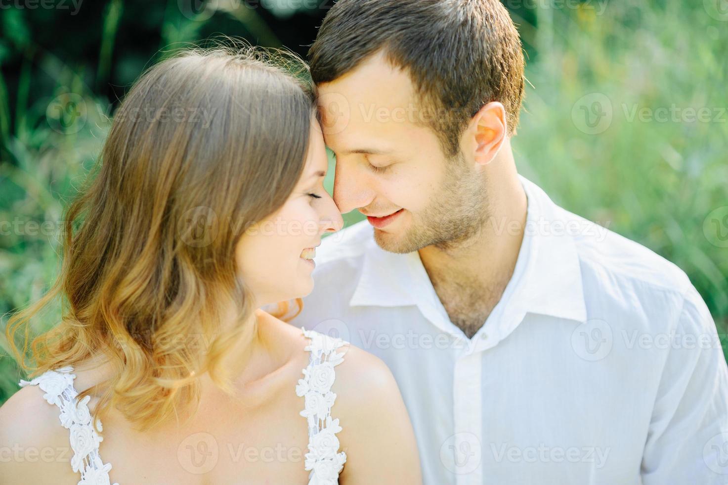 casal feliz se diverte no parque na natureza. foto