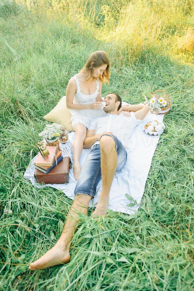 casal feliz se diverte no parque na natureza. foto