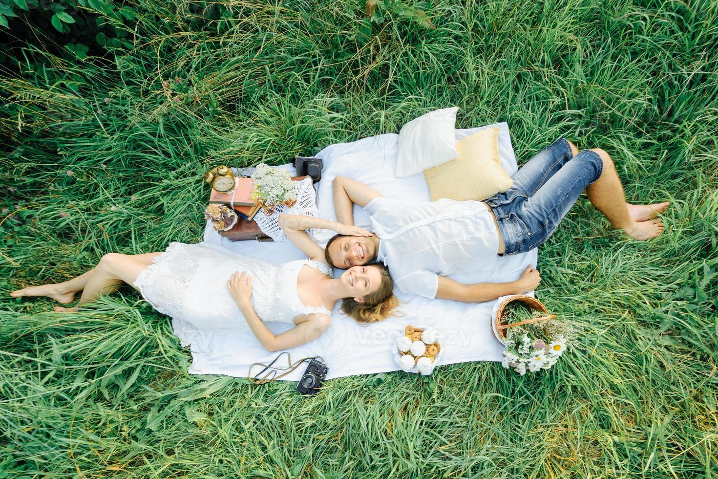 casal feliz se diverte no parque na natureza. foto