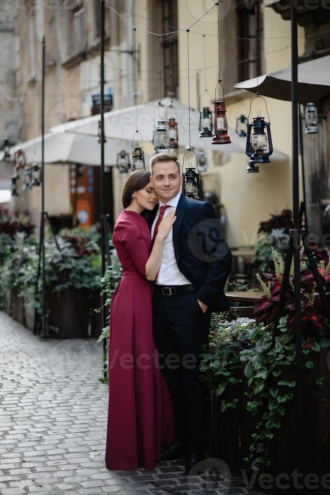 jovem casal em um tiro sincero. eles estão andando na rua. foto