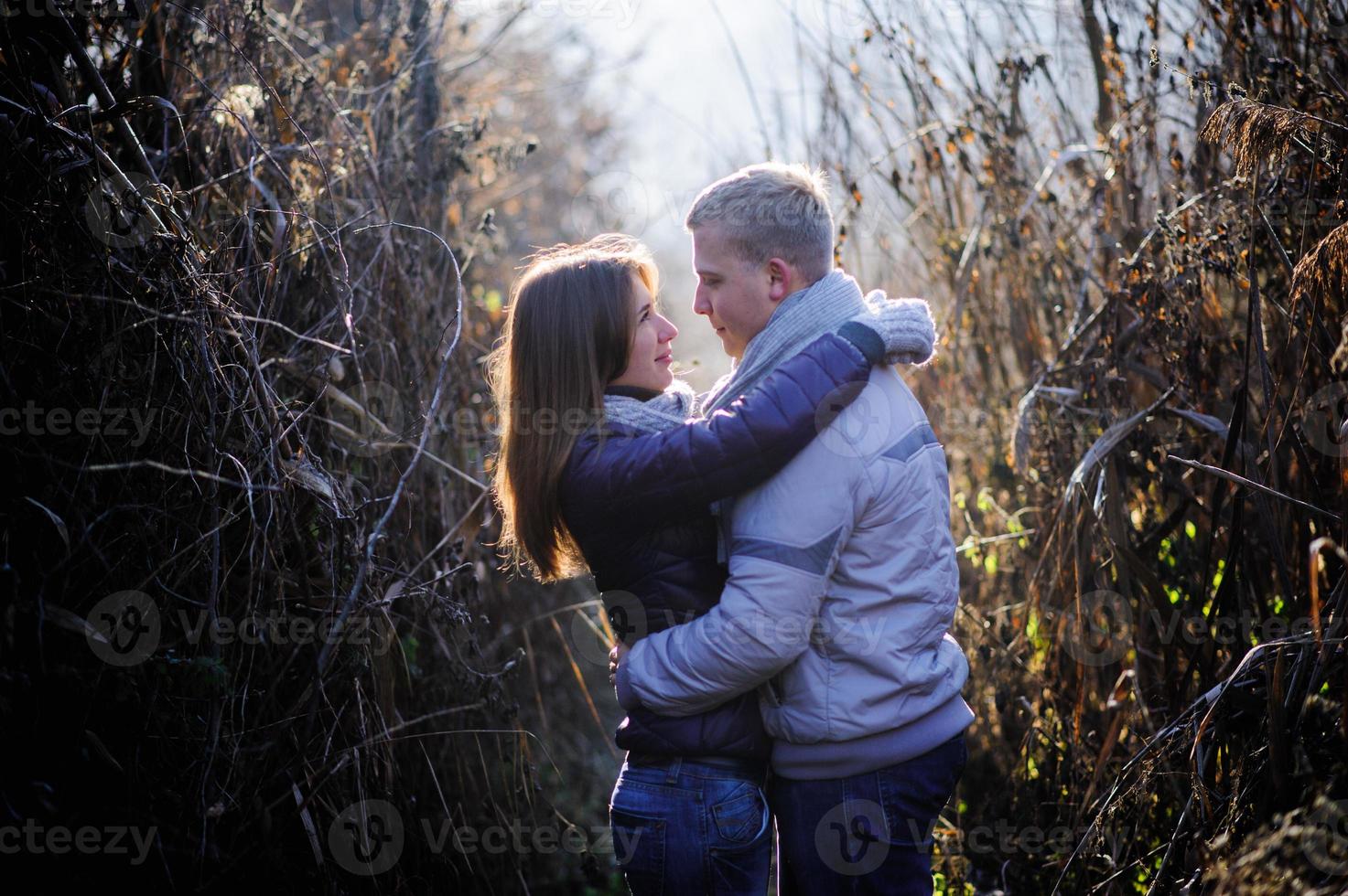 casal se abraçando ao ar livre na neve foto