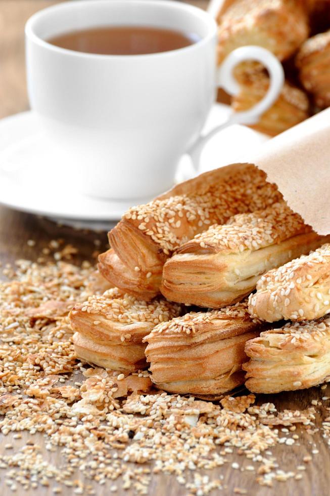 um delicioso pão no café da manhã em uma mesa de madeira foto