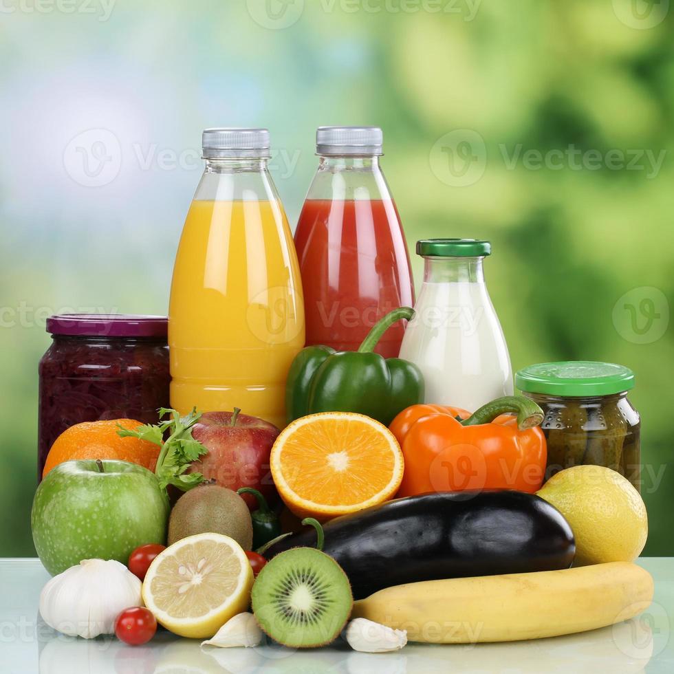 vegetariano comendo frutas, legumes e bebida de suco de laranja foto