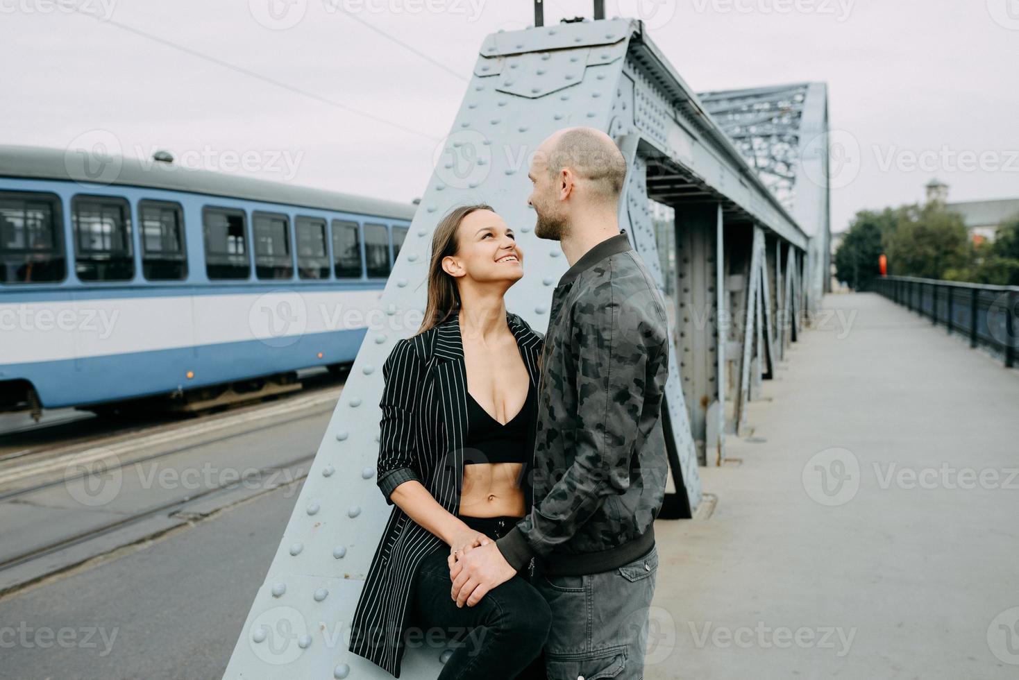 retrato de um casal romântico feliz com café caminhando ao ar livre na velha cidade europeia foto