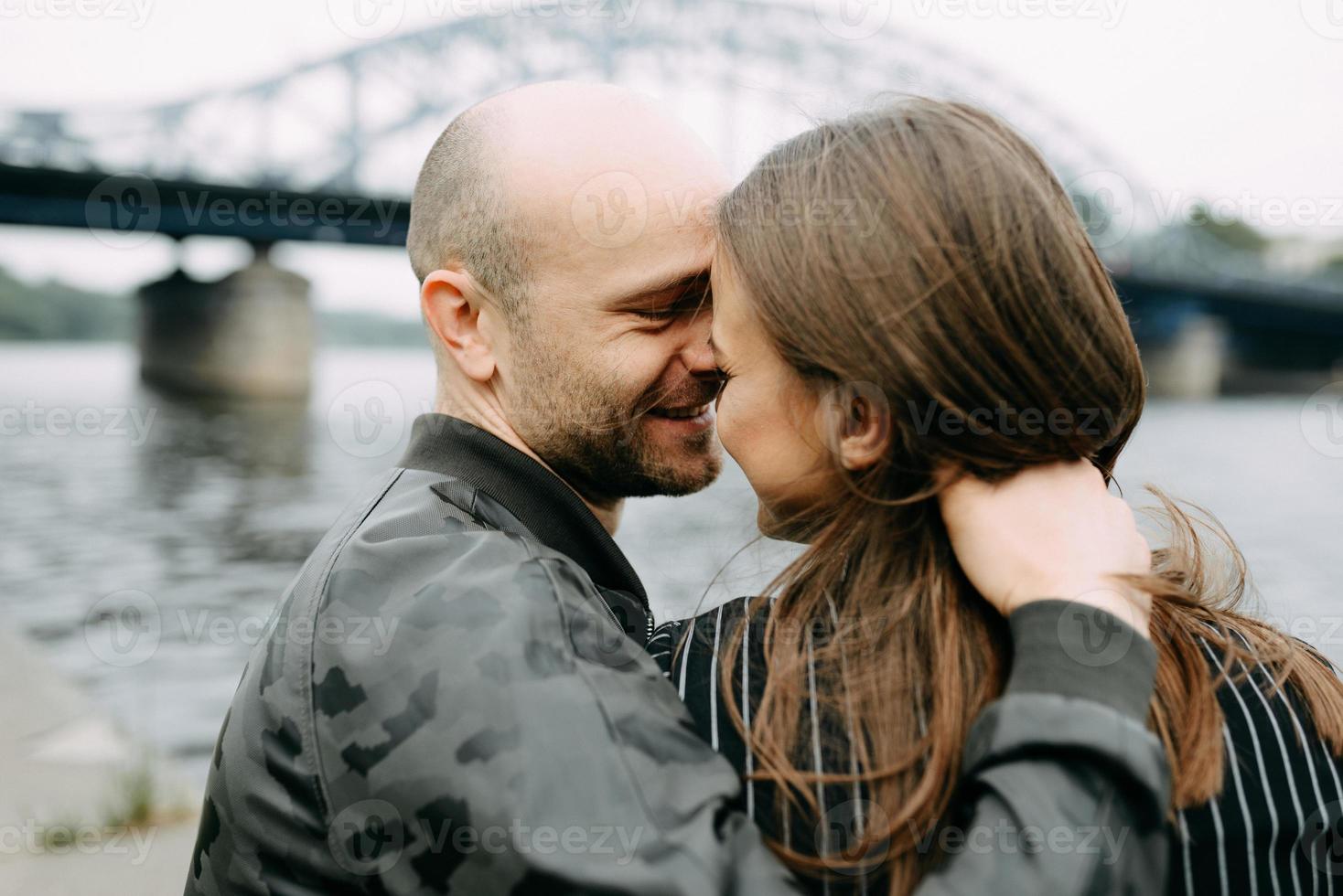 casal se abraçando no cais foto