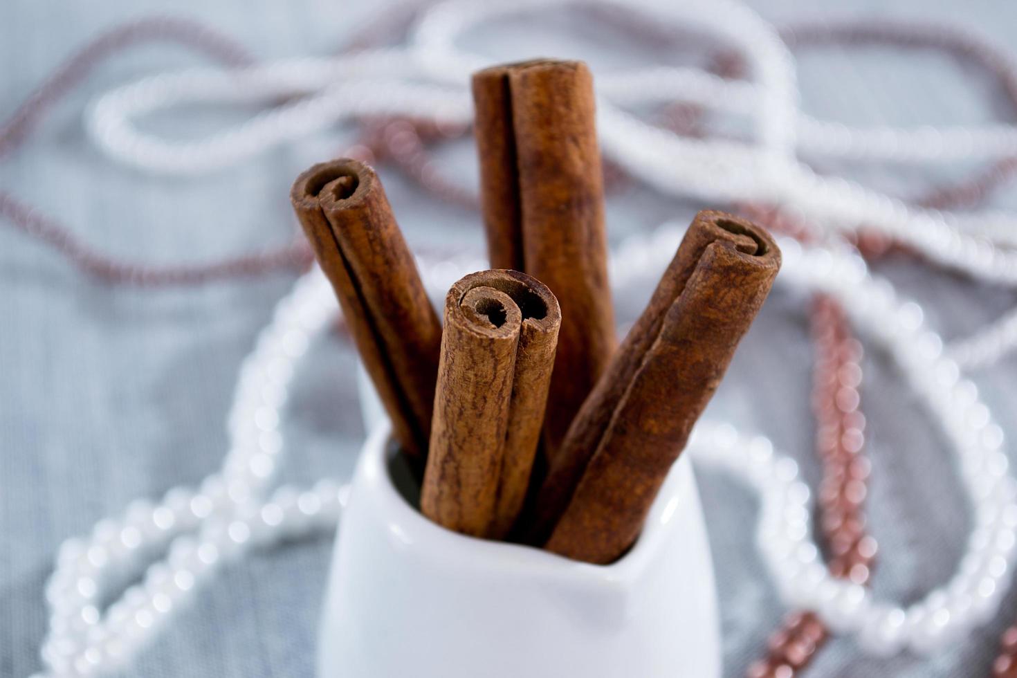 chocolates em forma de coração com balas de coco em flocos de miçangas foto