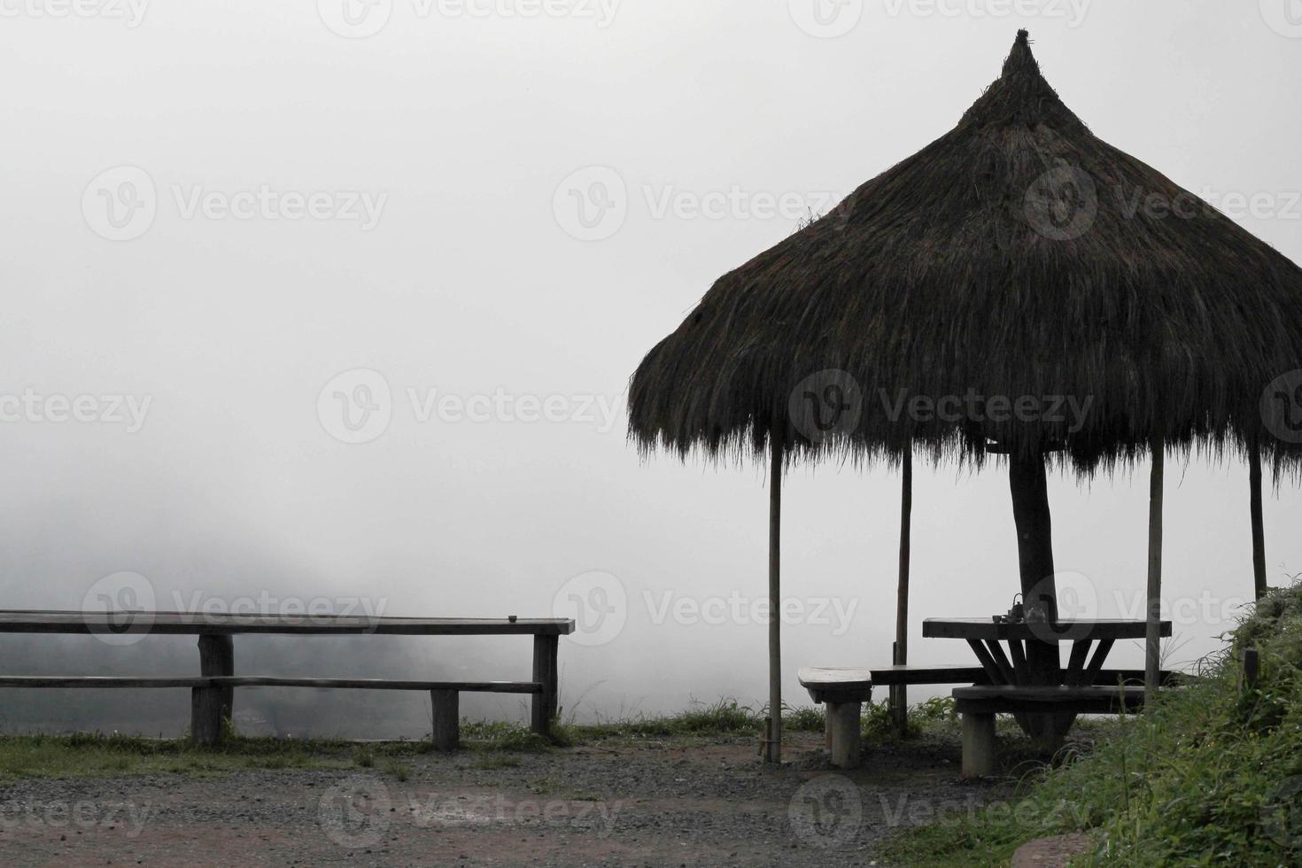 assento no topo da montanha com neblina coberta, silhueta foto