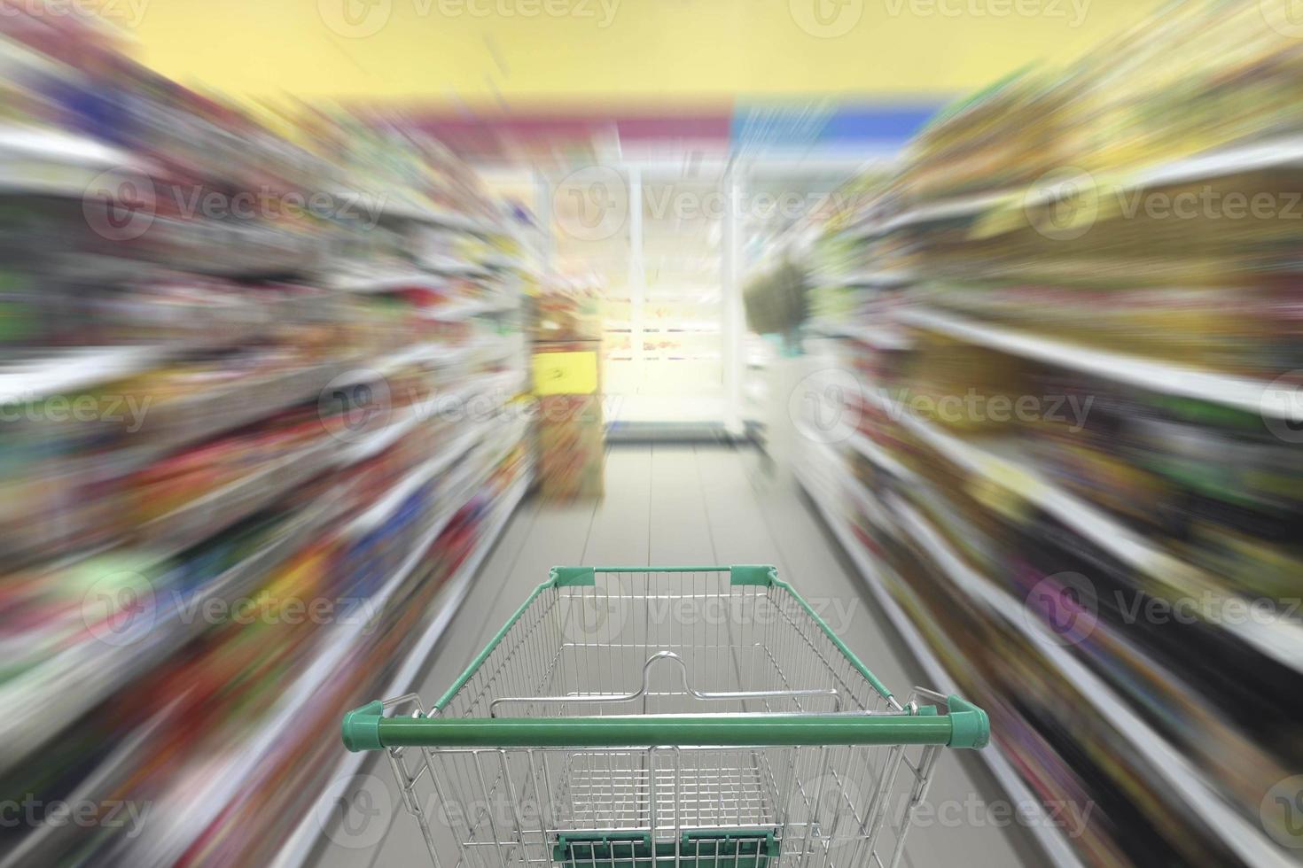 corredor de supermercado com carrinho de compras vazio, fundo desfocado abstrato de loja de supermercado com carrinho de compras foto
