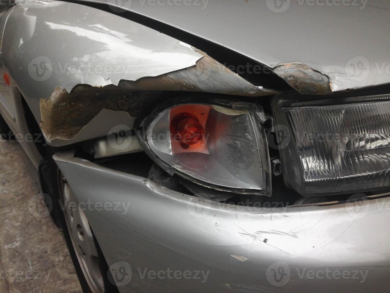 a cena de um acidente de carro, acidente de carro. foto