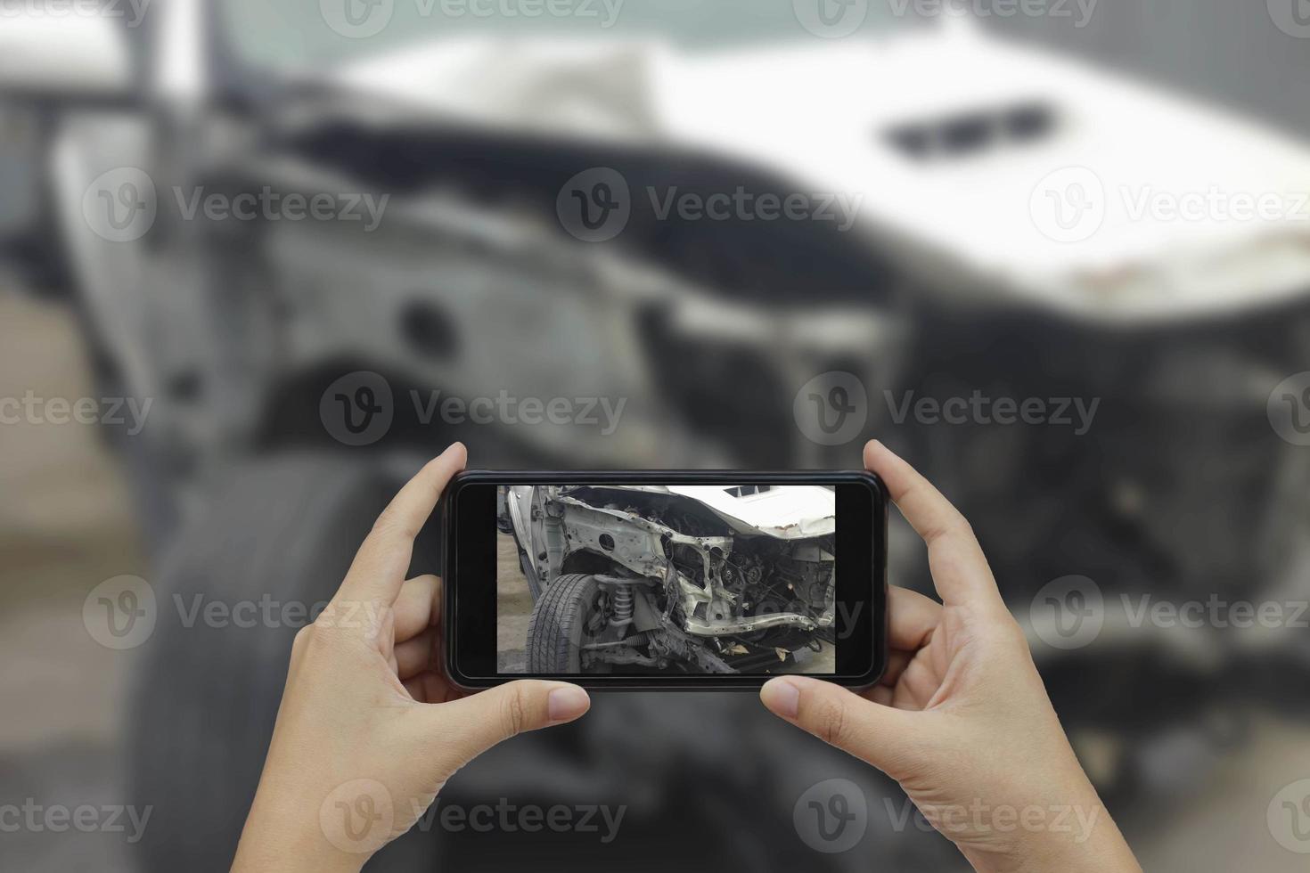 mão segurando o telefone inteligente tire uma foto no local de um acidente de carro, acidente de carro.