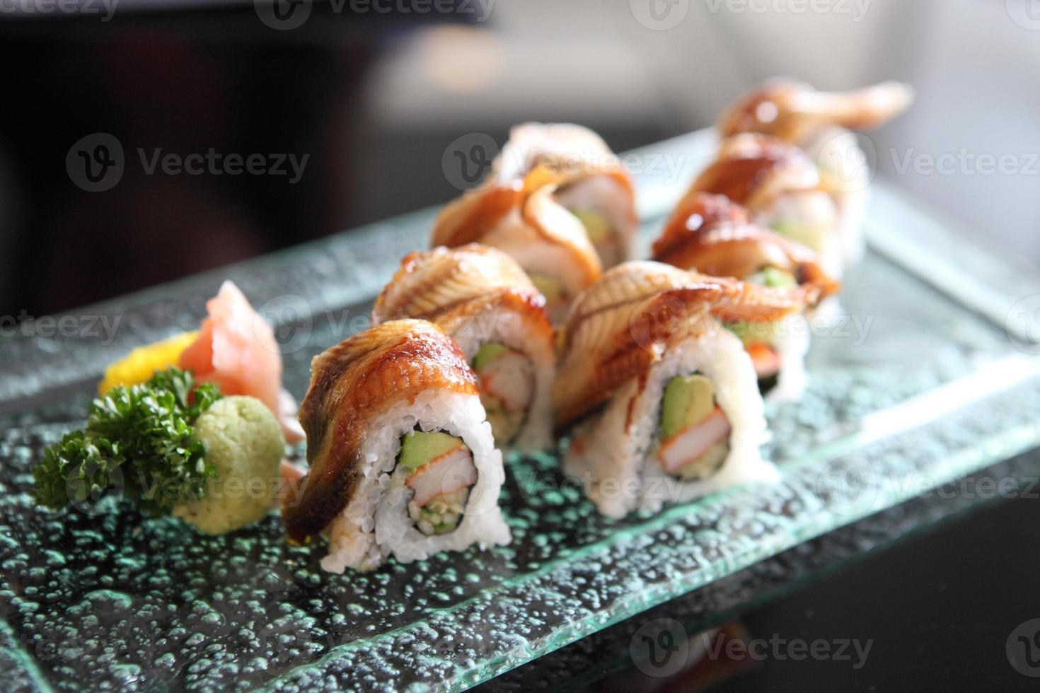 sushi maki de enguia e abacate foto