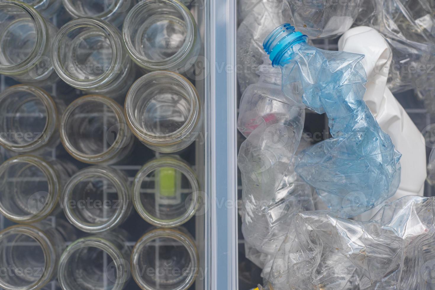 garrafas plásticas, vidro e papelão são separados para reciclagem. foto