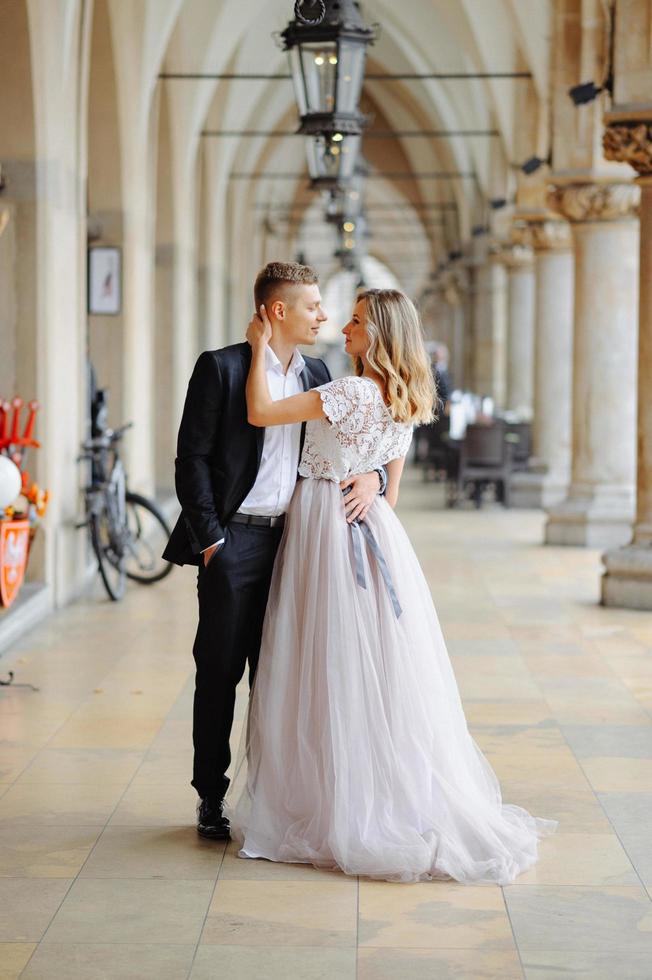 dois amantes caminham por cracóvia foto