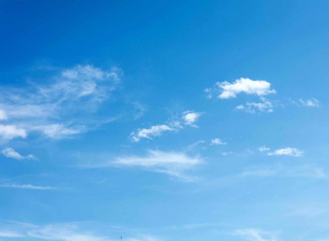 céu azul de verão com nuvens foto