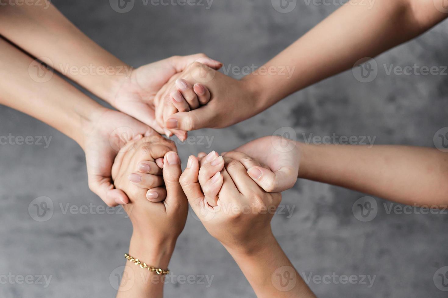 close-up de mãos segurando um ao outro para o conceito de togetherses foto